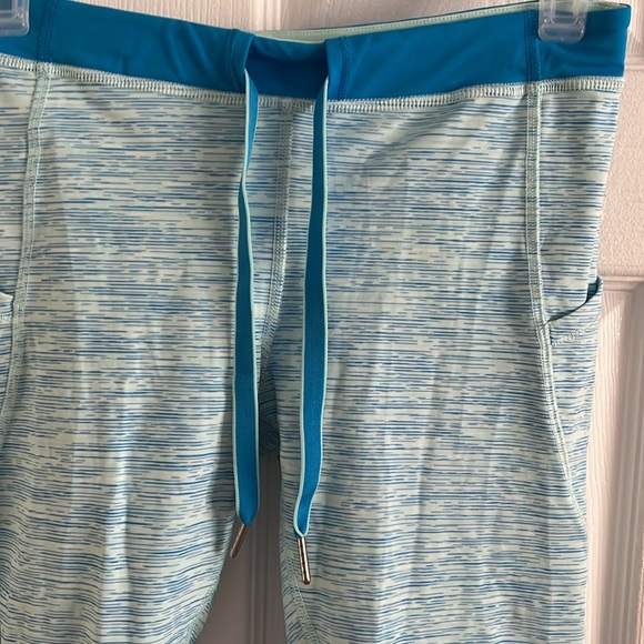 Lululemon Beach Runner Crop - Size 6 - Picture 3 of 7